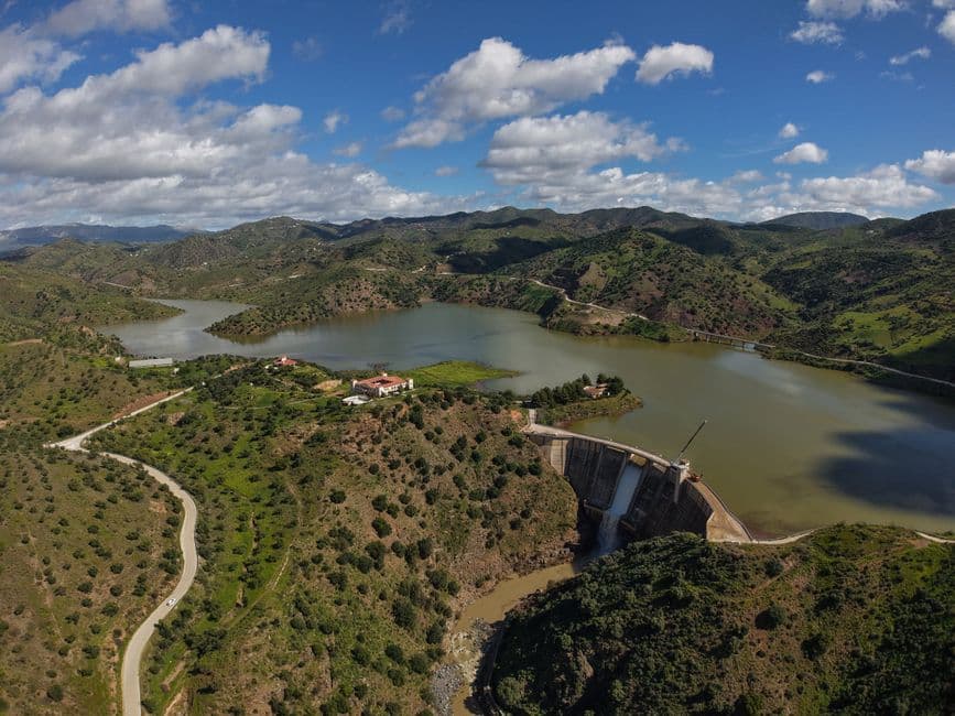 Vista aérea del embalse Casaola con aguas azules y colinas, en el chat de Andújar