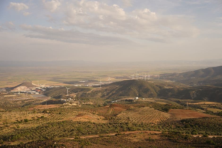 Vista aérea de aerogeneradores en un paisaje rural, en el chat de Andújar