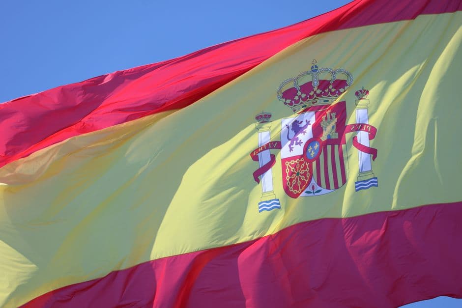 Bandera española ondeando en el cielo azul, en la sala de chat de Cieza