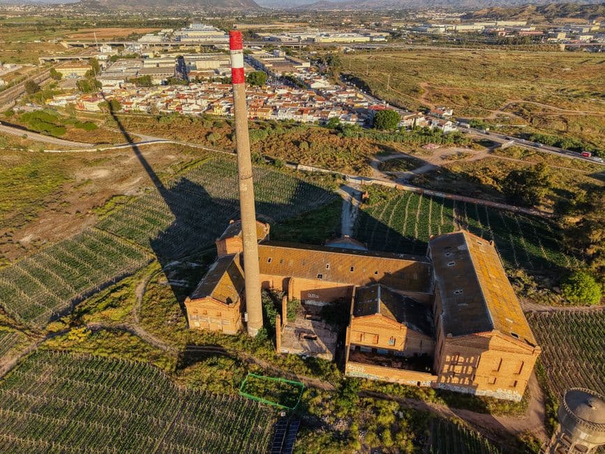 Edificios históricos y chimenea en una ciudad costera, en la sala de chat de Mazarrón