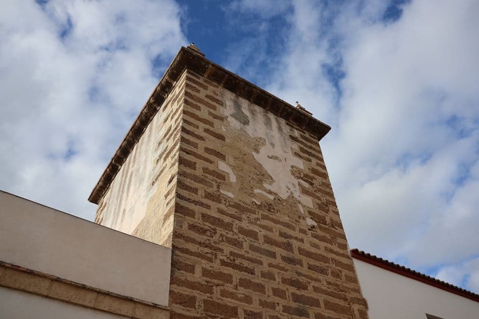 Torre histórica en un pueblo, en la sala de chat de Almendralejo