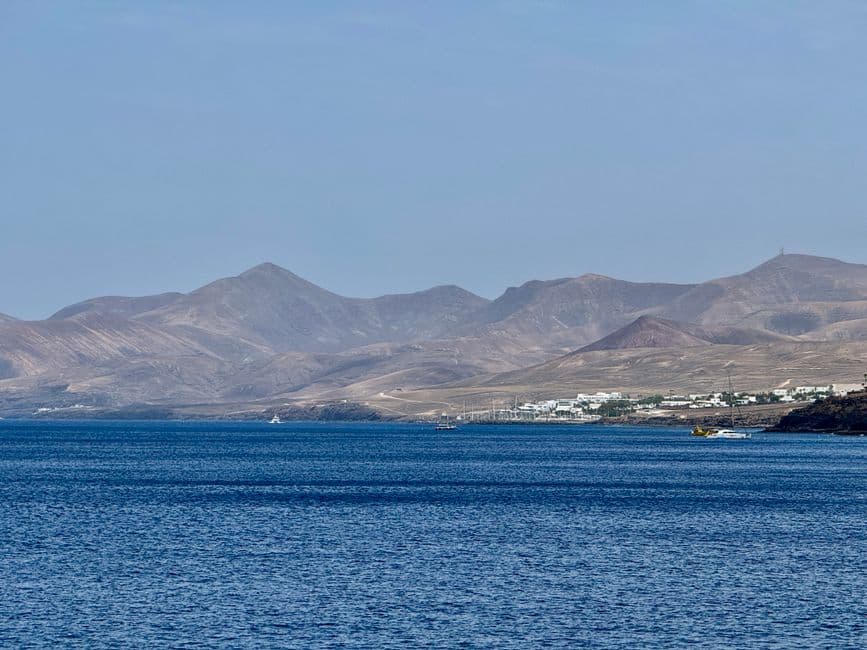 Vista panorámica de la costa de Lanzarote, Islas Canarias, en el chat de Almendralejo