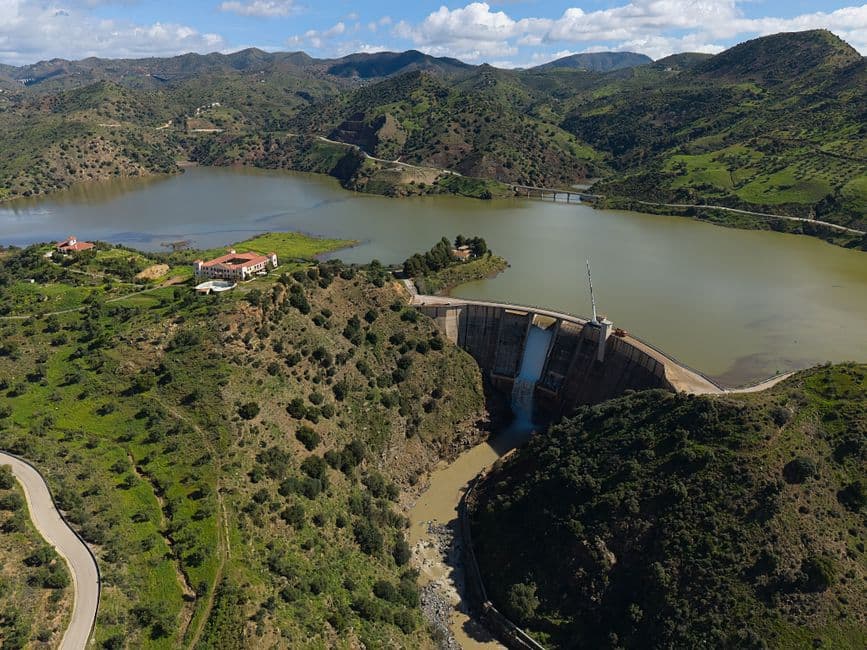 Presa de agua en un paisaje español, en la sala de chat de Níjar