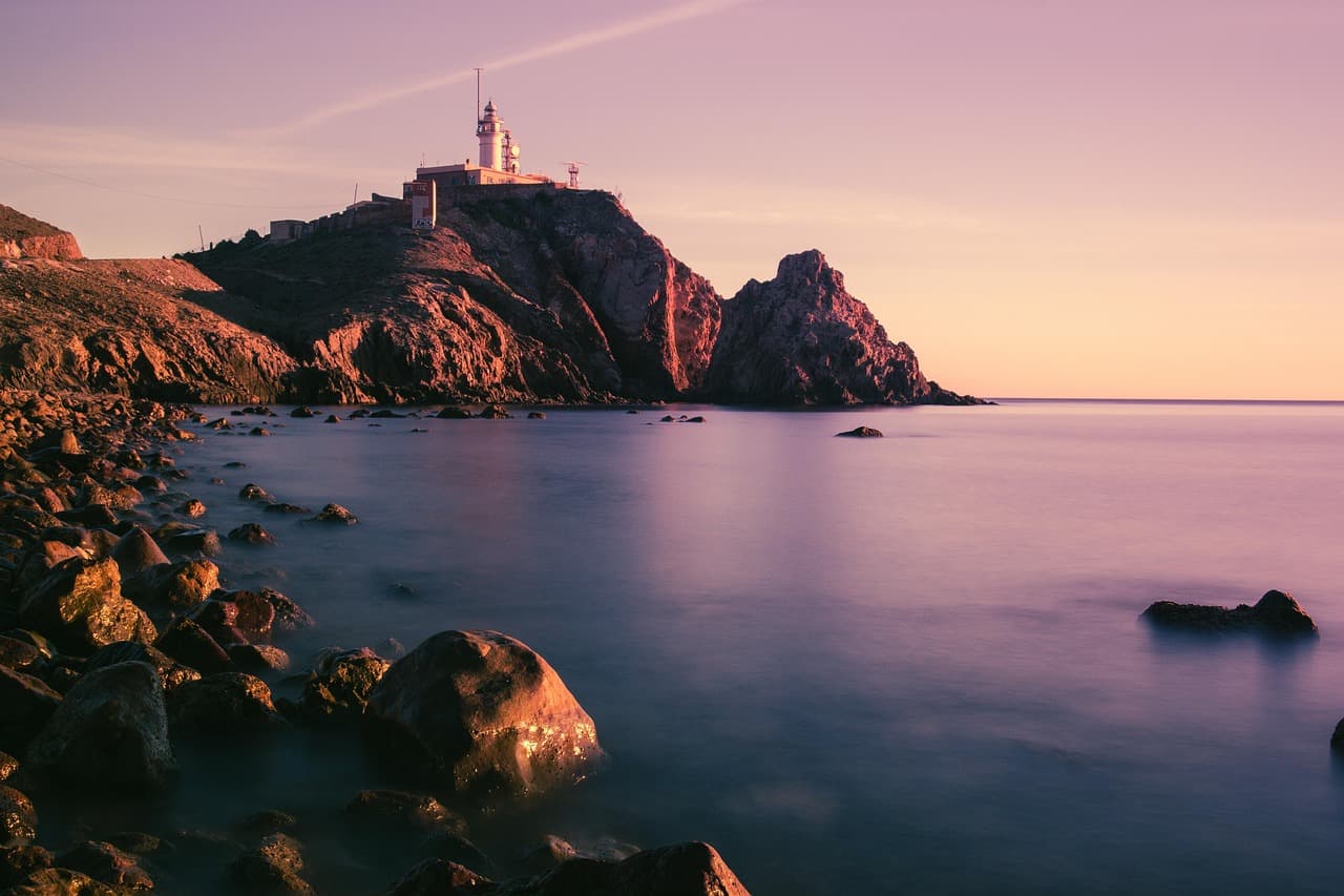 Costa con el mar y la vegetación de la orilla, en el chat de Níjar