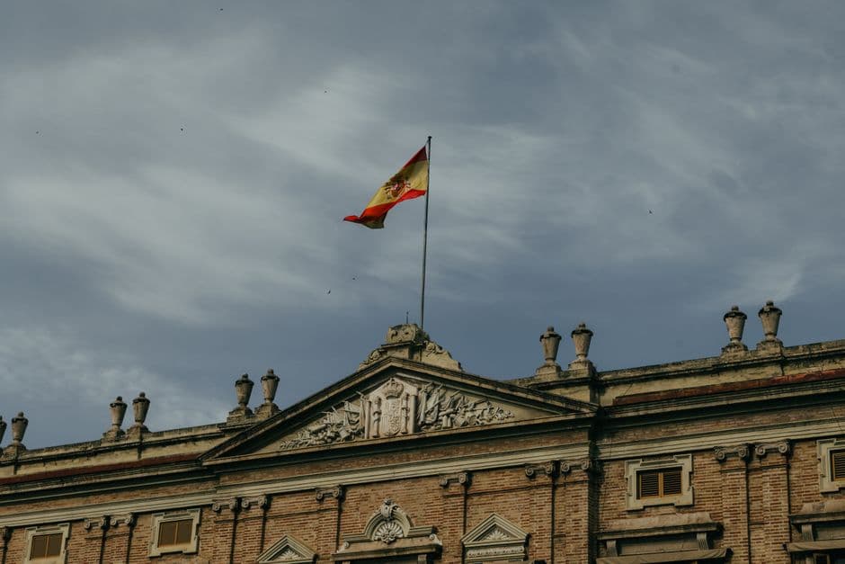 Bandera española en un edificio histórico, en la sala de chat de Illescas