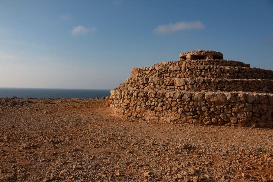 Estructura de piedra en una playa, en la sala de chat de Ciudadela de Menorca
