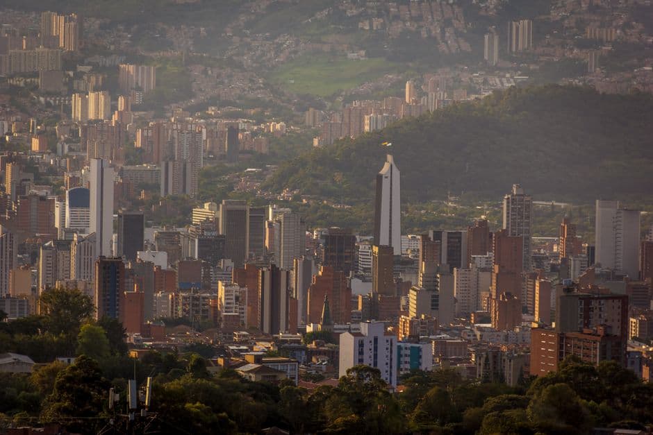 Edificio urbano con personas caminando, en la sala de chat de Bucaramanga
