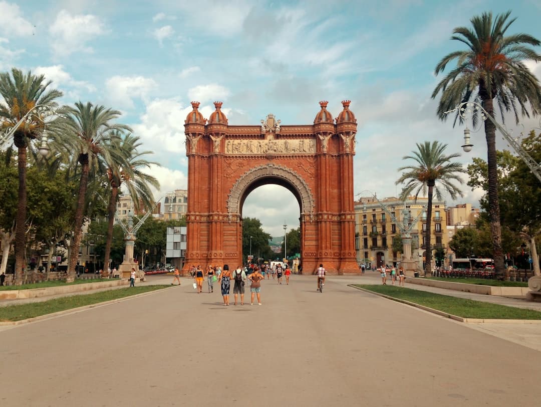 Gente paseando en un parque durante el día, en la sala de chat de Arcos de la Frontera