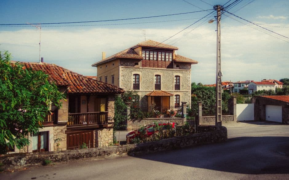 Calle empedrada con casas blancas, en la sala de chat de Valdepeñas