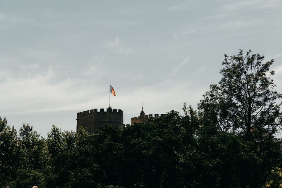 Torre histórica con bandera ondeando sobre la ciudad, en el chat de Mahón