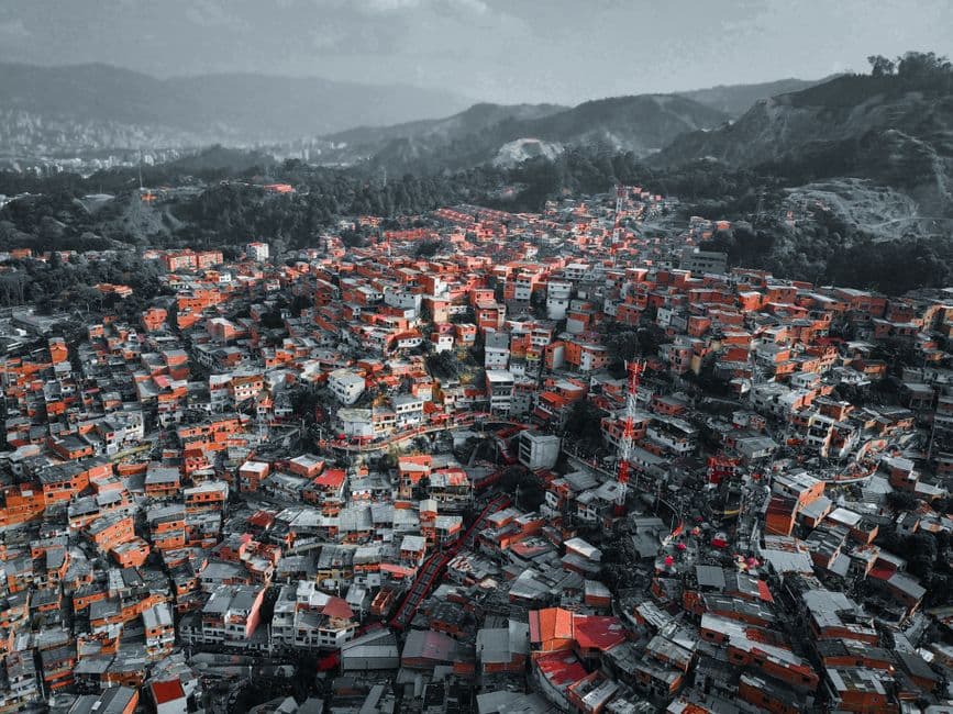 Vista aérea de una ciudad colombiana, en la sala de chat de Pereira
