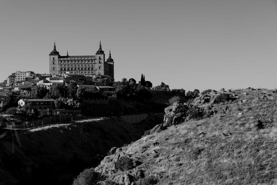 Vista de un alcázar en blanco y negro, en el chat de Villaviciosa de Odón