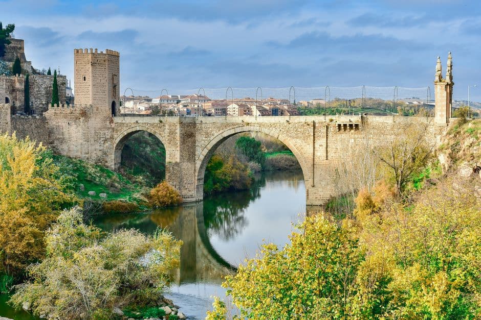 Un puente sobre un río en una ciudad con un castillo, en la sala de chat de Puente Genil