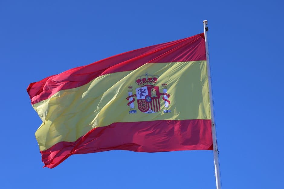 Bandera española ondeando en el cielo, en la sala de chat de Lepe