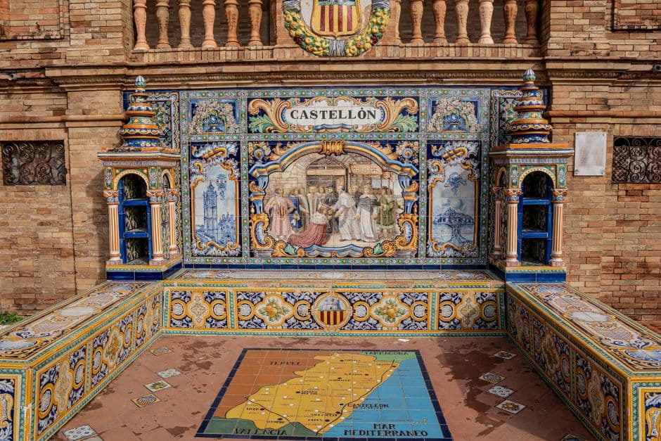 Alcoba de cerámica colorida con mosaicos y azulejos brillantes, en la sala de chat de Cártama