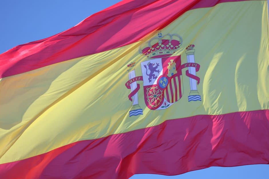 Bandera de España ondeando vibrante en la sala de chat de Almassora