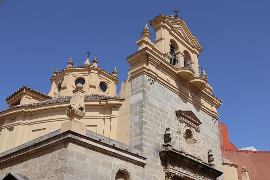 Fachada de iglesia histórica en Jerez, en la sala de chat de Sant Antoni de Portmany