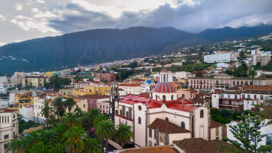 Pueblo blanco en ladera con vistas al océano, en la sala de chat de Candelaria