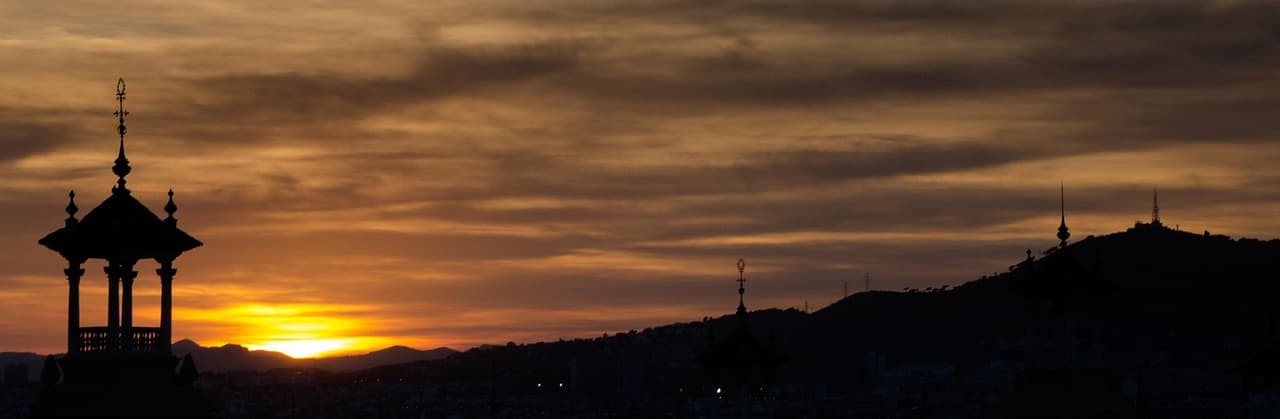 Puesta de sol en una plaza española, en la sala de chat de Bétera