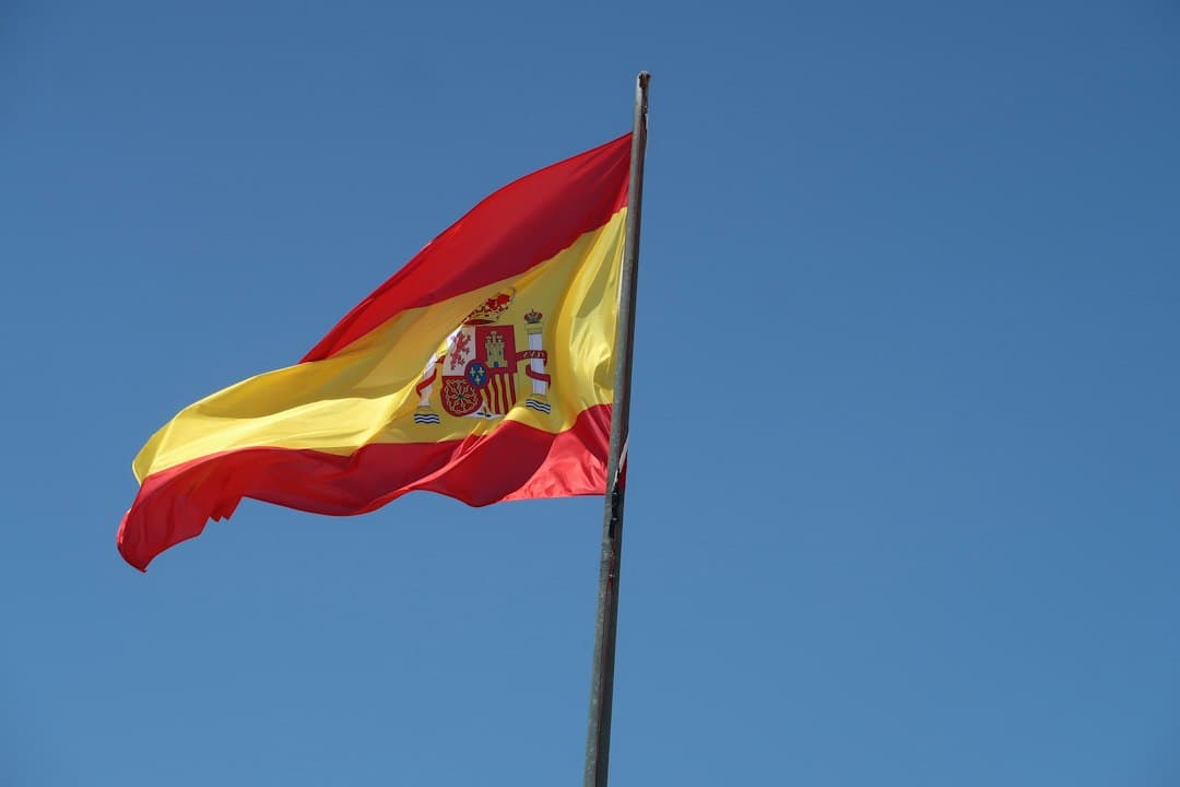 Bandera española ondeando contra un cielo azul despejado, en el chat de Sestao