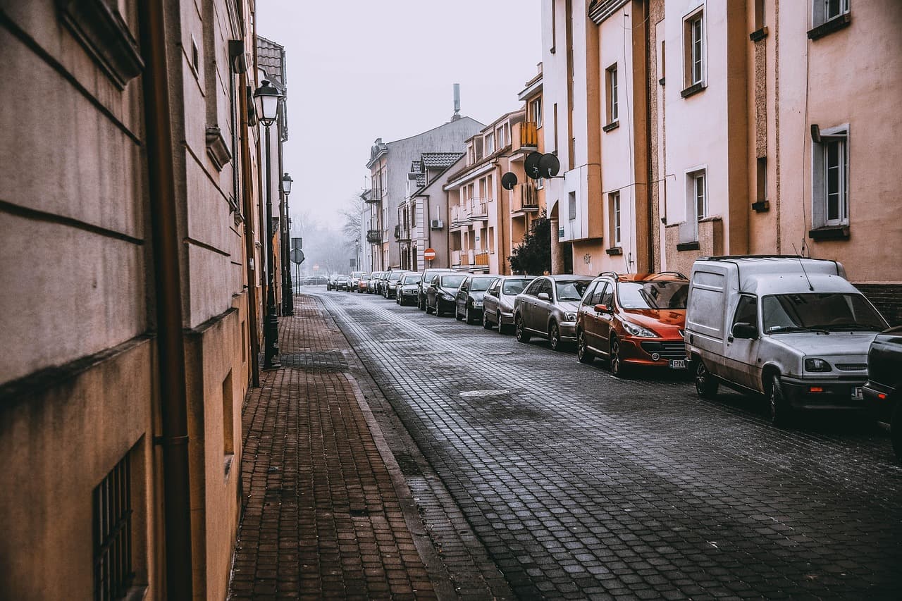 Calle empedrada con edificios antiguos, en la sala de chat de Éibar