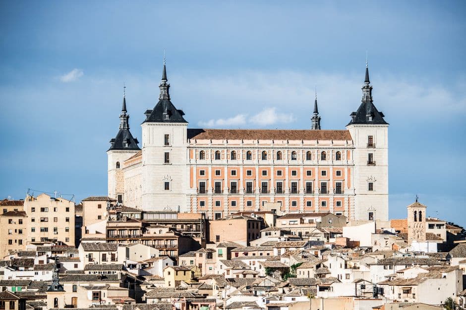 Arquitectura histórica en Alcázar de Toledo, en la sala de chat de Ciempozuelos