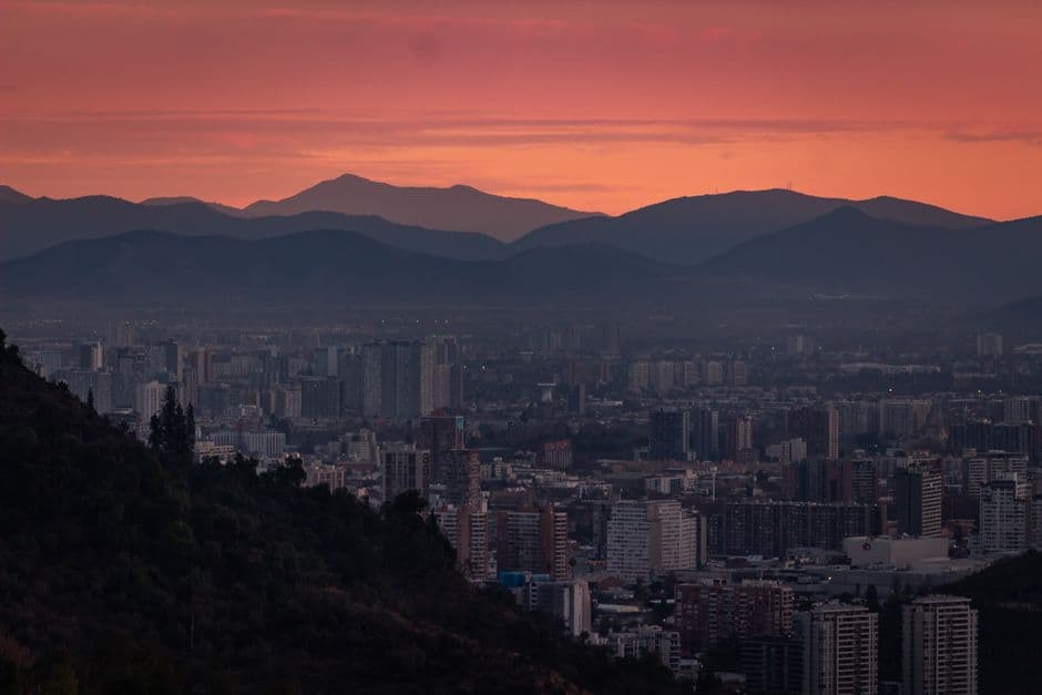 Puesta de sol sobre la moderna ciudad de Santiago, en la sala de chat de Chile