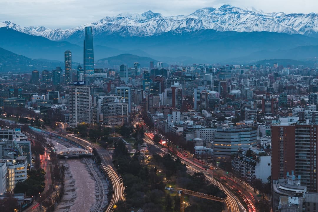 Una ciudad con montañas al fondo, en el chat de Chile