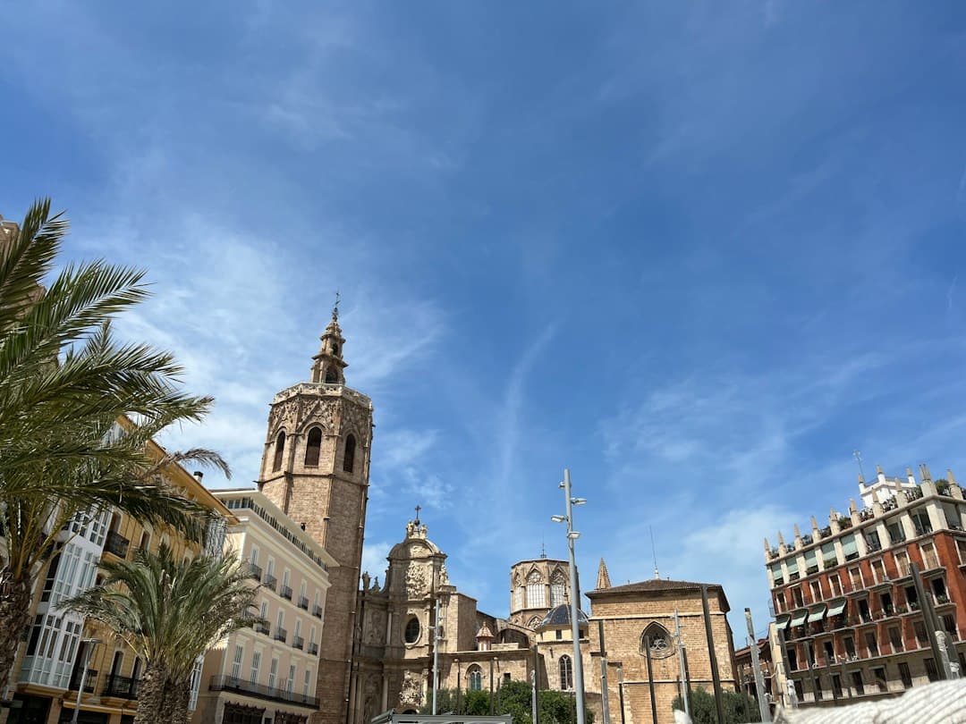 Un edificio grande con torres y palmeras, en el chat de Llíria