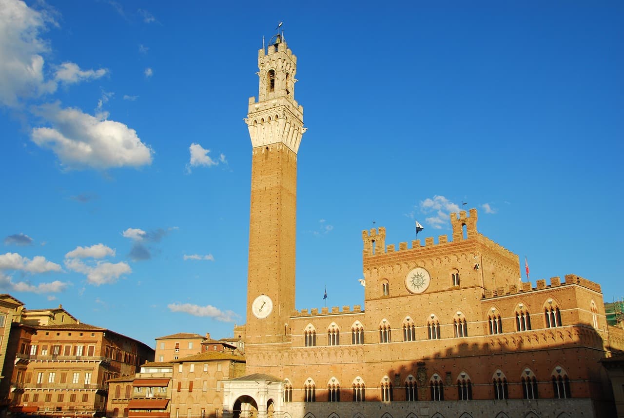 Plaza medieval con Torre del Mangia y Palazzo Pubblico, en el chat de Mejorada del Campo