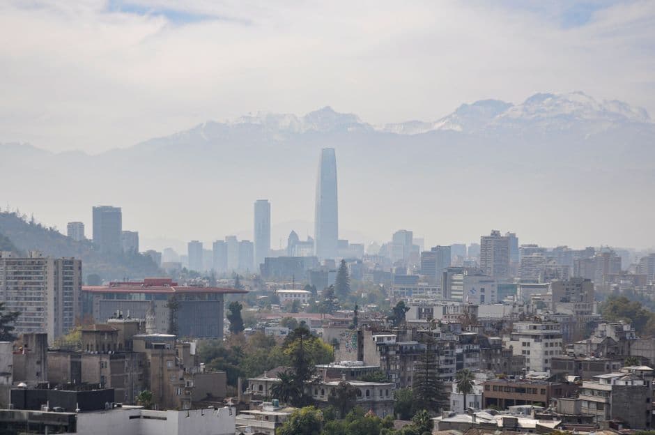 Vista de la ciudad de Santiago con los Andes al fondo, en la sala de chat de Santiago