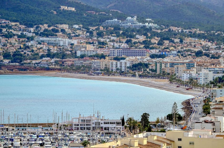 Playa de verano con palmeras y casas blancas en la sala de chat de Altea