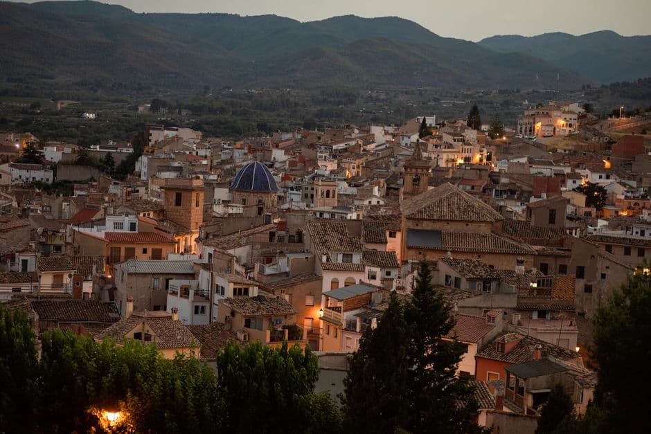 Vista aérea de una ciudad al atardecer, en el chat de Ibi