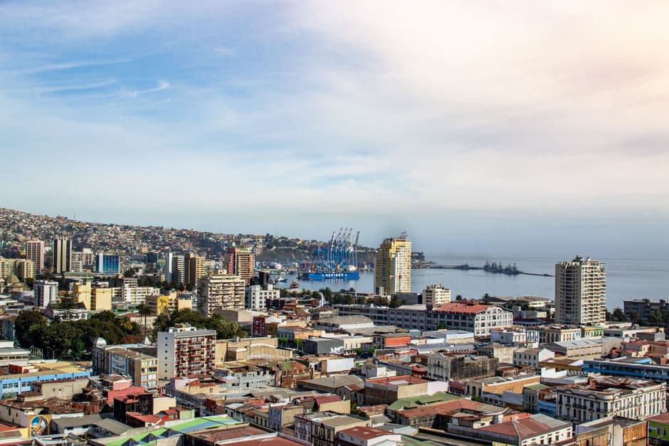 Edificios urbanos en una ciudad costera, en la sala de chat de Valparaíso