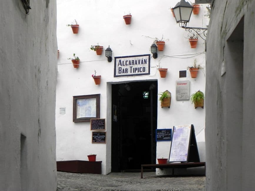 Calle estrecha con un letrero que dice restaurante, en la sala de chat de Conil de la Frontera