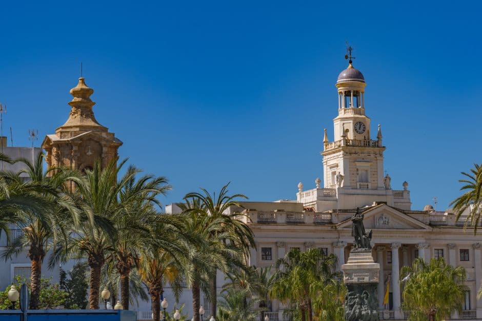 Ayuntamiento y estatua en una ciudad española, en la sala de chat de San Miguel de Abona