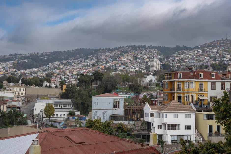 Casas coloridas en una colina, en la sala de chat de Concepción