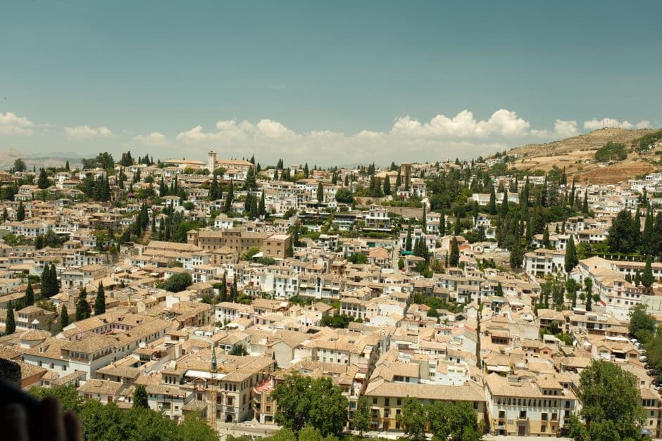 Panorámica del Albaicín con casas blancas y la Alhambra, en la sala de chat de Almoradí