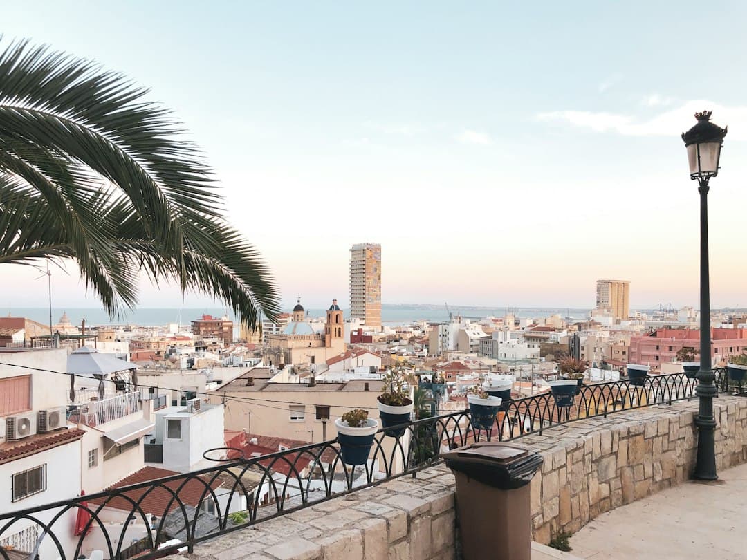 Ciudad con edificios altos bajo un cielo azul, de día, en el chat de Almoradí