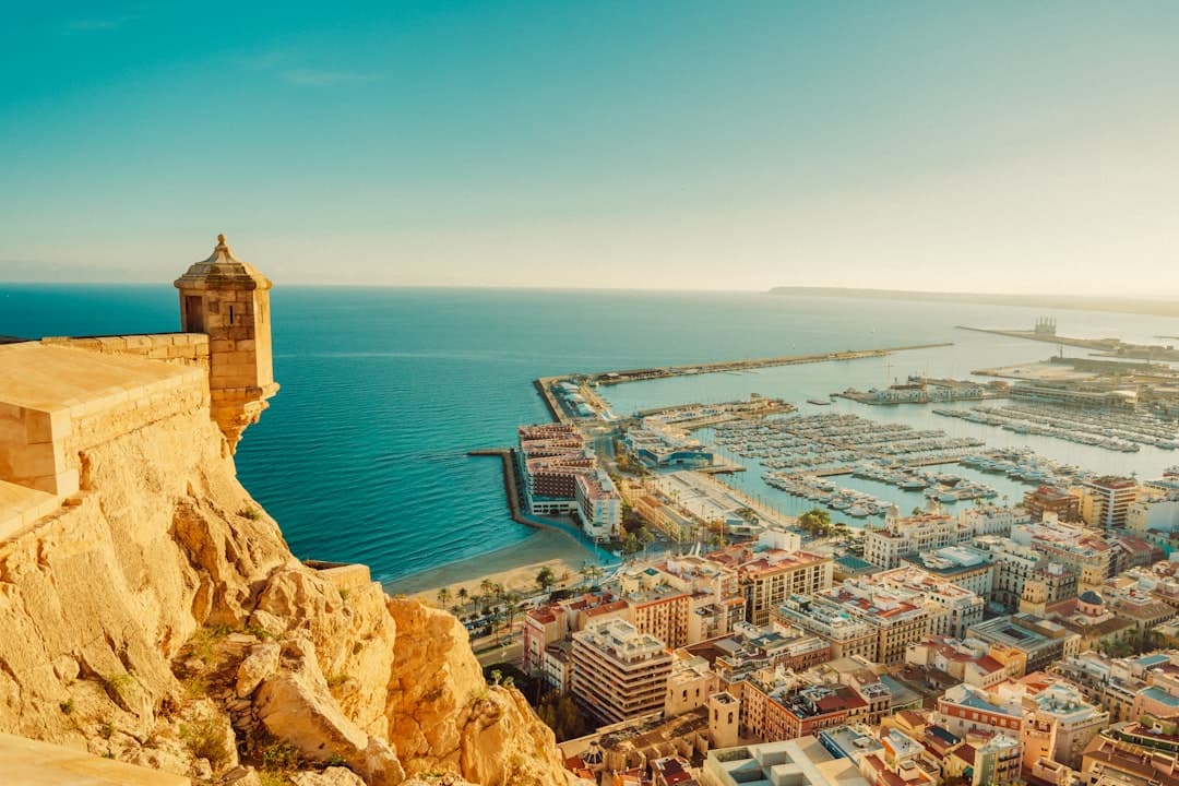 Vista panorámica de una ciudad desde un punto elevado, en el chat de Guía de Isora