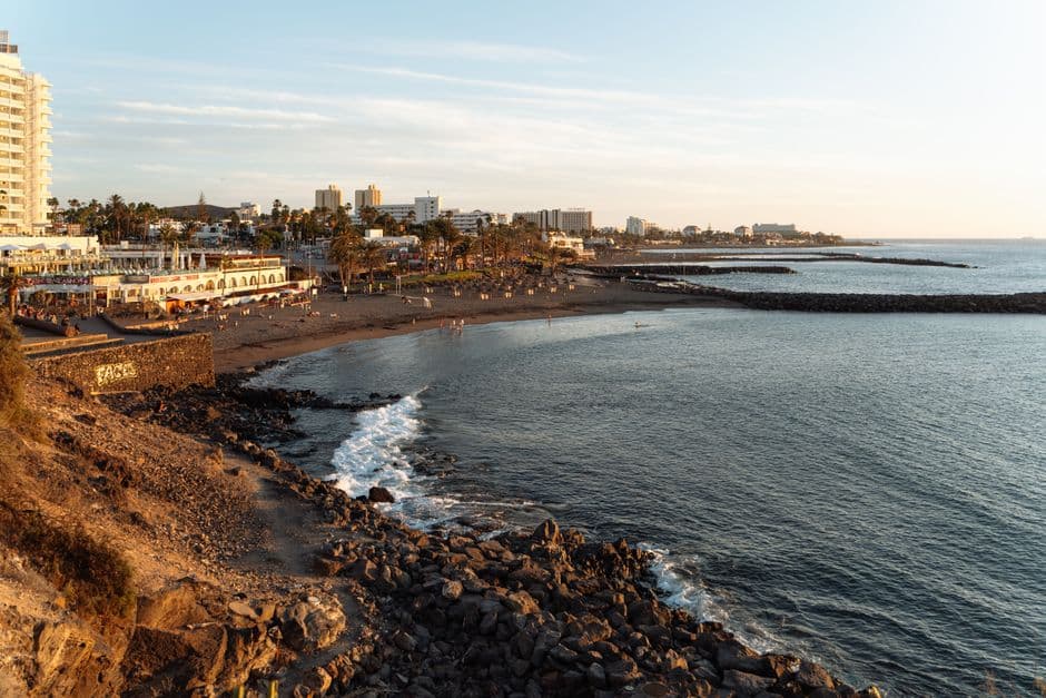 Puesta de sol en la playa del archipiélago canario, en el chat de Guía de Isora