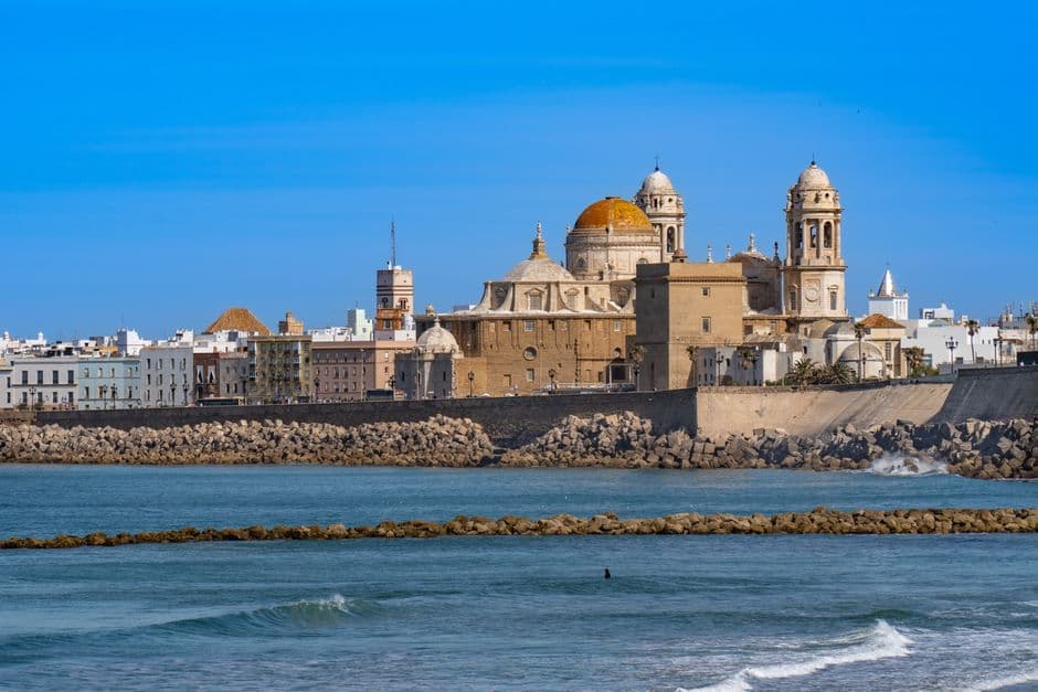 Catedral de Cádiz sobre el mar y cielo azul, en el chat de Barbate