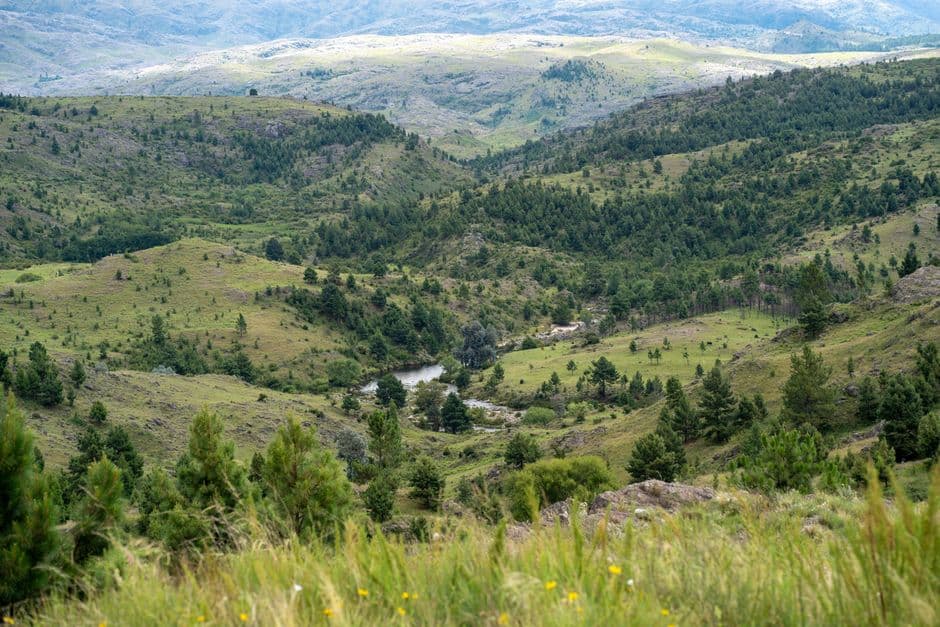 Cumbres onduladas y verdes valles bajo cielo azul, en la sala de chat de Montilla