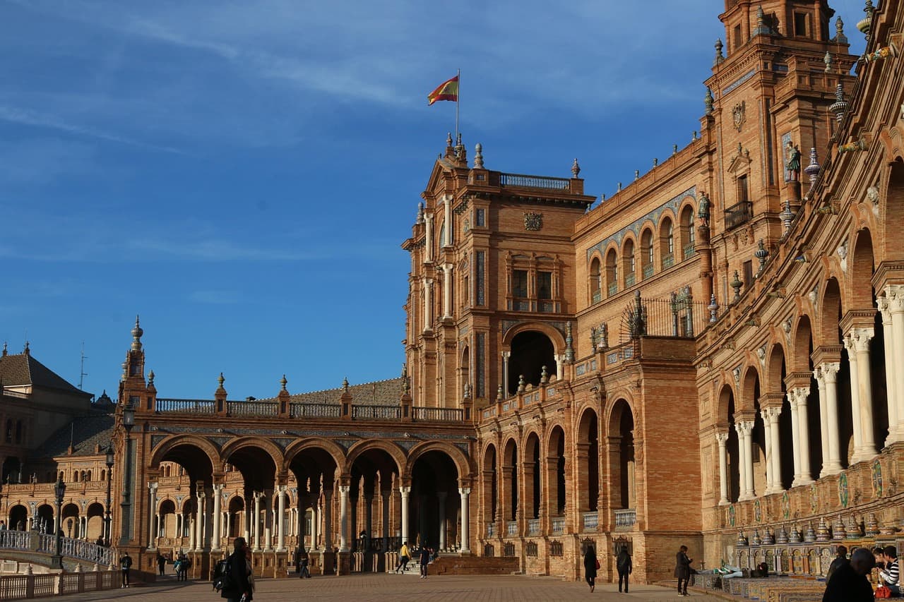 Plaza española con edificios históricos, en la sala de chat de Moncada