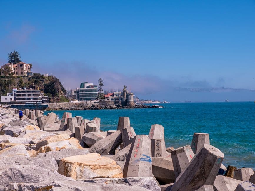 Océano azul visto desde la costa, en la sala de chat de Viña del Mar