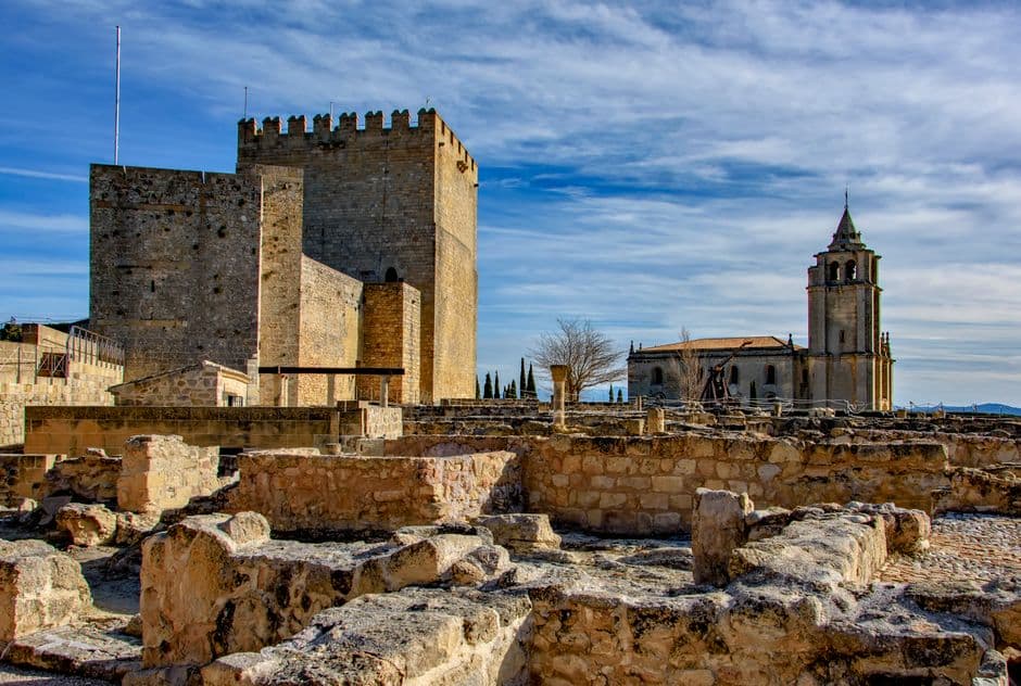 Fortaleza medieval en colina rodeada de bosque, en el chat de Alcalá la Real