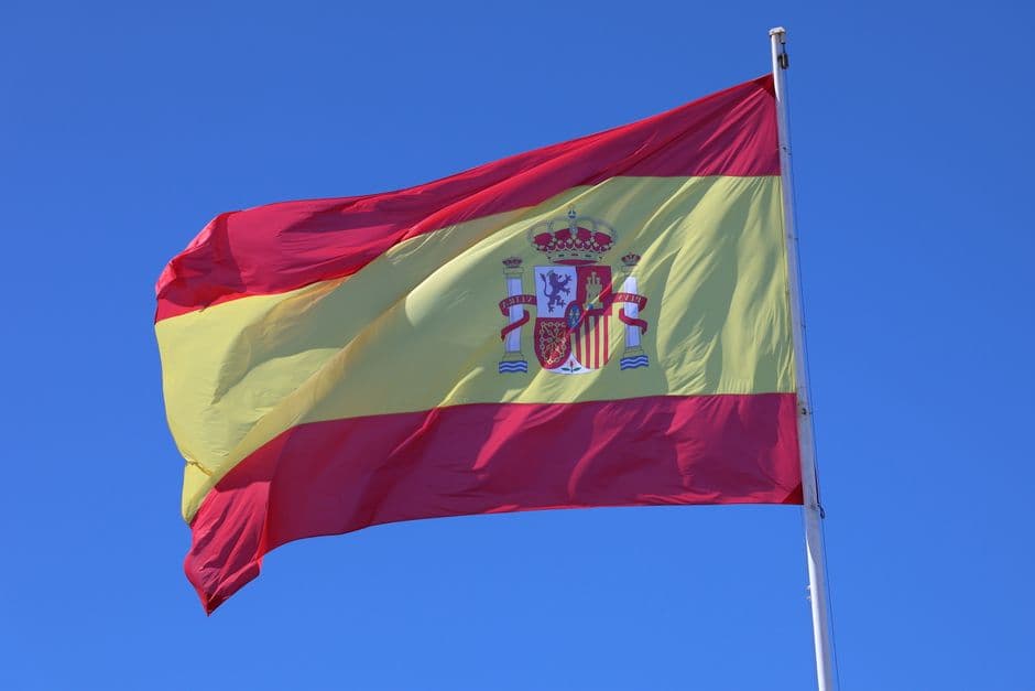 Bandera de España ondeando al viento, en la sala de chat de Cartaya