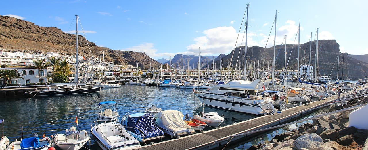 Barcos amarrados en el puerto de Mogán, en el chat de Mogán
