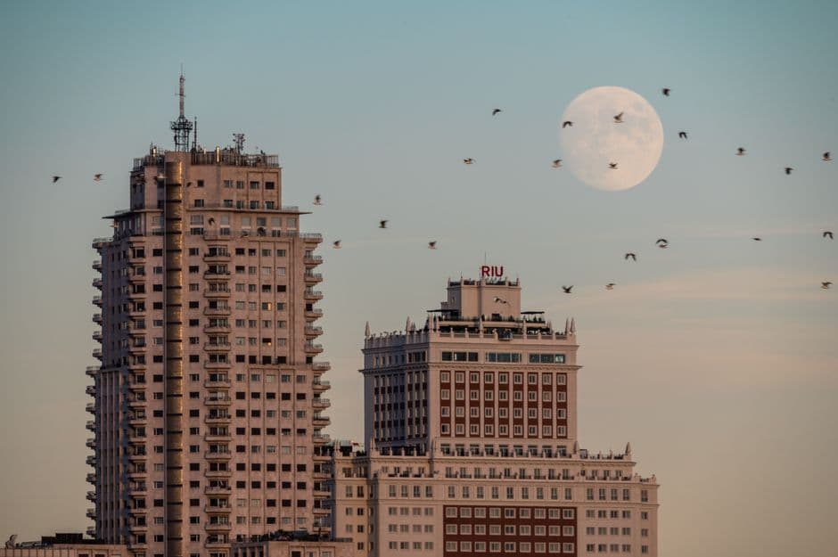 Luna sobre un edificio en el centro de Madrid, en la sala de chat de Algete