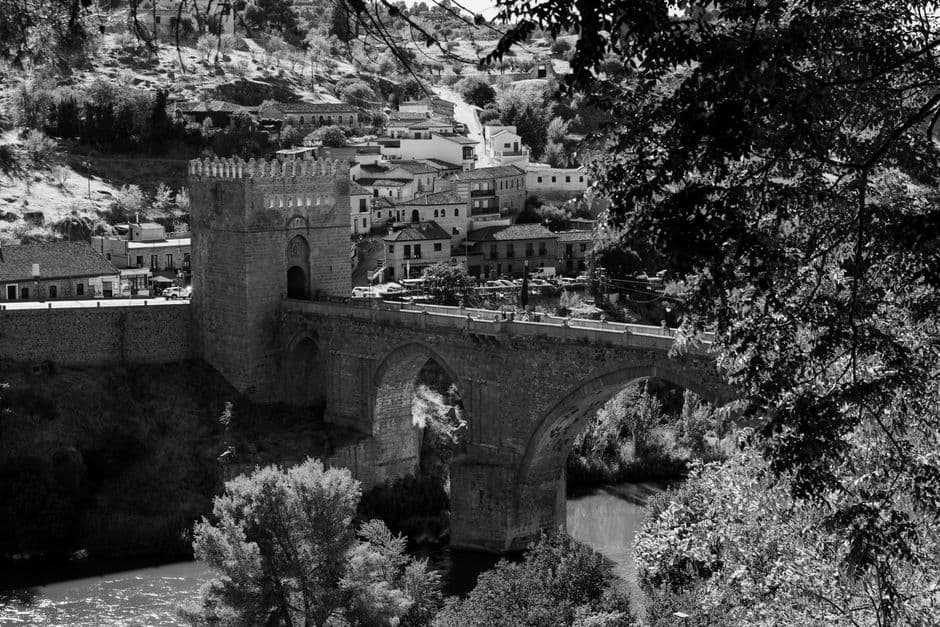 Un puente medieval en blanco y negro, en el chat de San Martín de la Vega